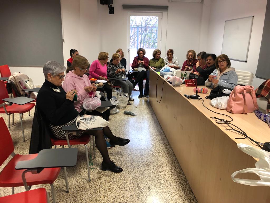 Grupo de mujeres de Jódar realizando trabajos para el proyecto &#039;Enganchadas por un Hilo&#039;