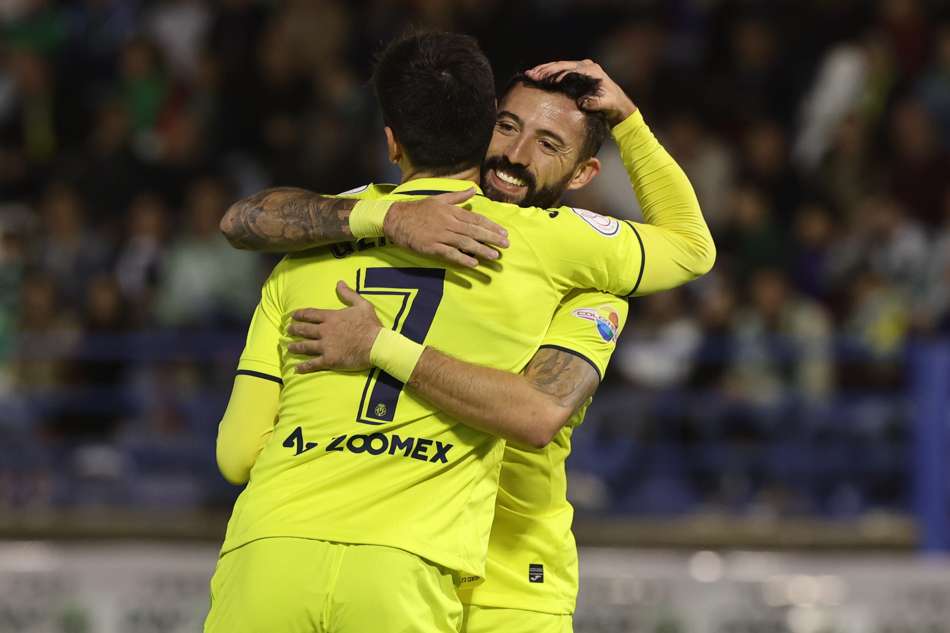 Almendralejo (Badajoz), 12/11/2022.- El delantero del Villarreal Gerard Moreno (i) celebra con Morales su gol durante el encuentro correspondiente a la primera ronda de la Copa del Rey que disputan CD Santa Amalia y Villarreal hoy Sábado en el estadio Francisco de la Hera, en Almendralejo. EFE/ Jero Morales.