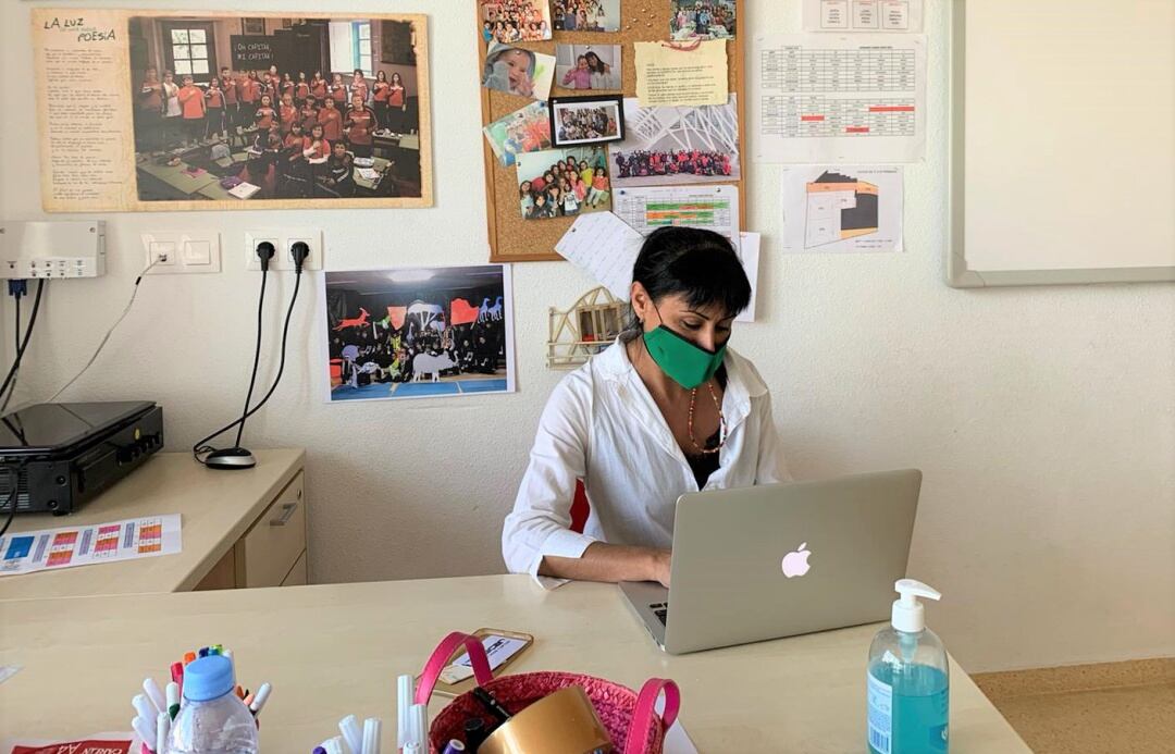 La maestra, Chus Rubio en su clase del Colegio Santo Domingo Savio de Petrer