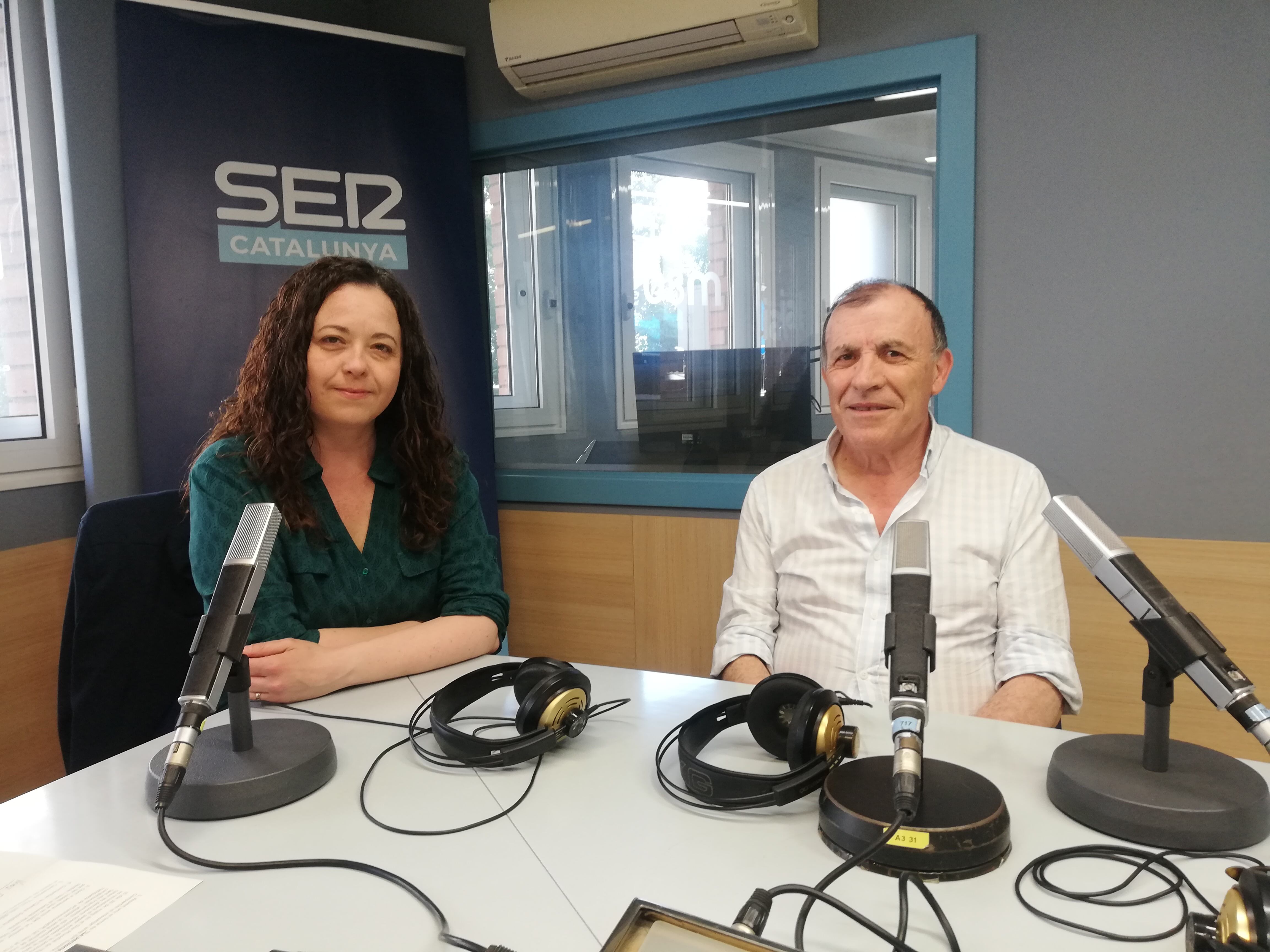 Mònica Nieves, directora del Centre Neuro Rehabilitador Miquel Martí i Pol de Lleida i Sebastià Miranda, lleidatà diagnosticat amb Esclerosi Múltiple, als estudis de Ràdio Lleida.