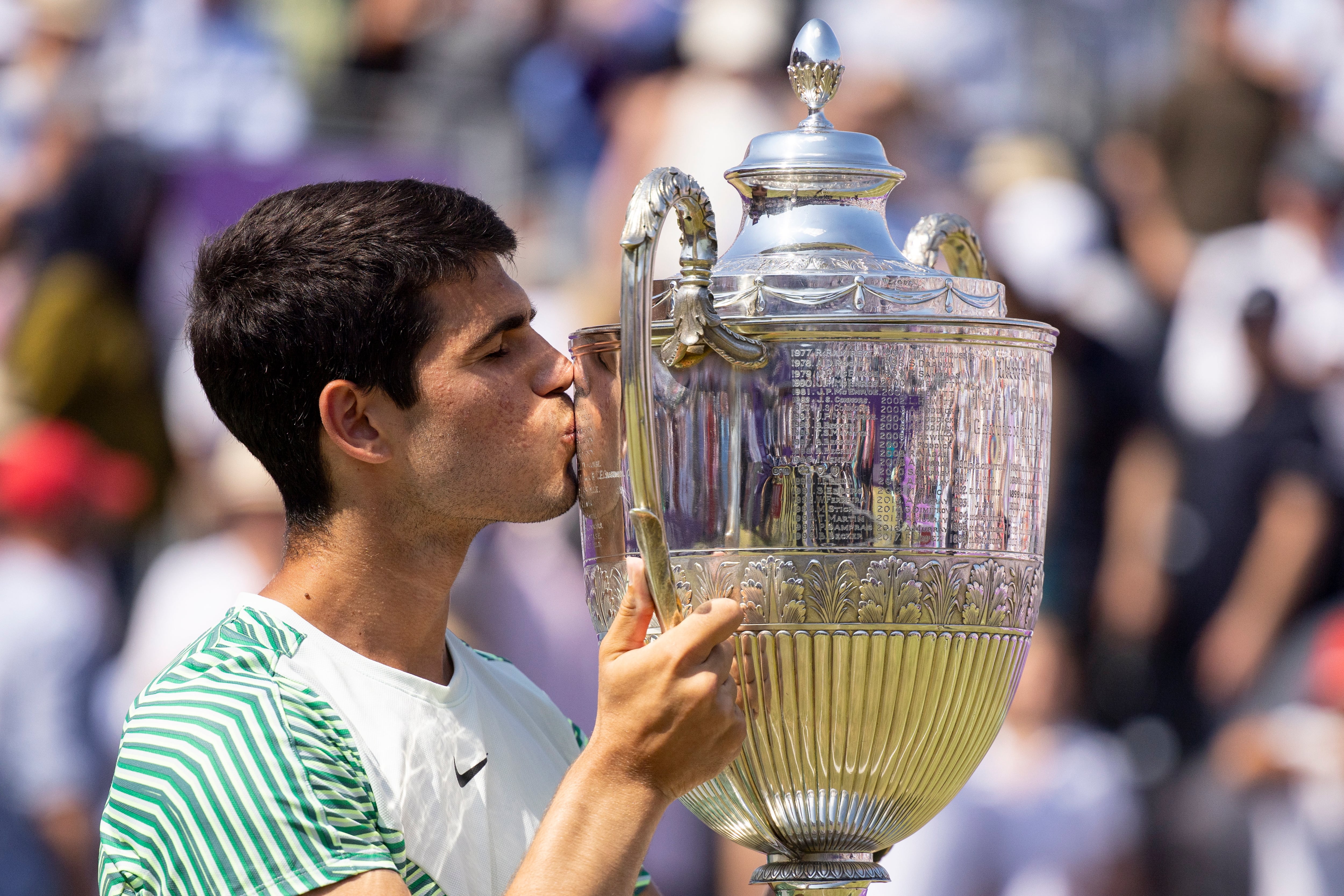 Carlos Alcaraz, tras vencer al australiano Alex de Minaur en la final en las pistas de Queen&#039;s en Londres