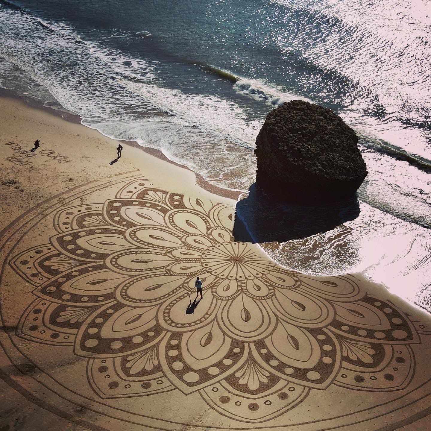 Mandala dibujada en la playa de Matalascañas por Quirze Codina