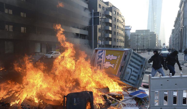 Los manifestantes incendian mobiliario urbano durante una protesta ante la nueva sede del Banco Central Europeo (BCE) en Fráncfort (Alemania).