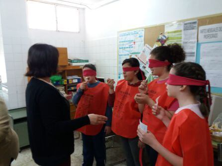 Escolares participan en el juego &#039;Comer Colores&#039;