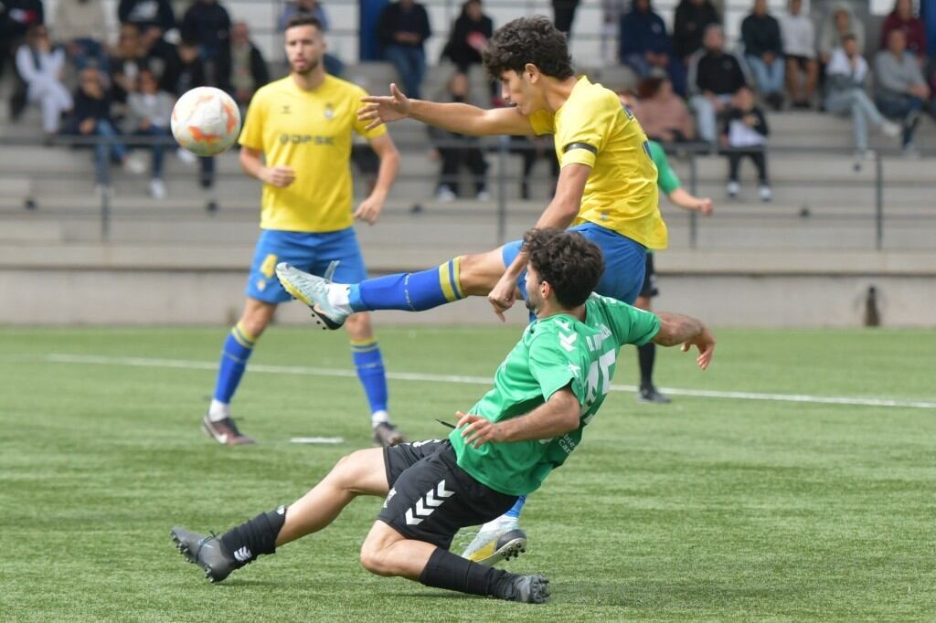 Una de las jugadas del partido entre lanzaroteños y grancanarios.