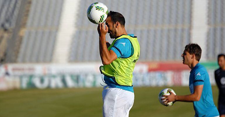 Santi Villa cabecea un balón durante un entrenamiento del Real Jaén.