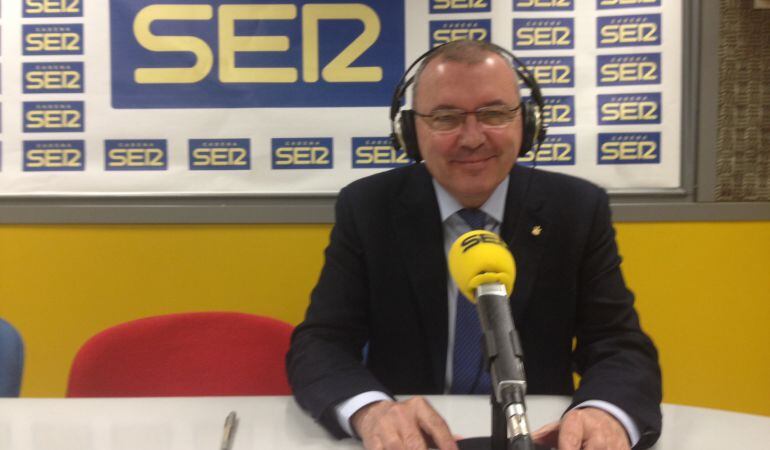 L&#039;alcalde de Reus, Carles Pellicer, als estudis de Ràdio Reus. 