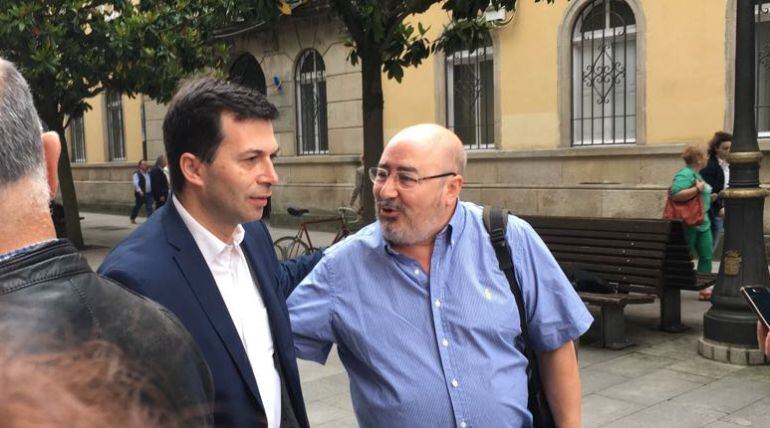 Roberto García (derecha), con Gonzalo Caballero (izquierda) antes de un acto del PSdeG sobre la PAC