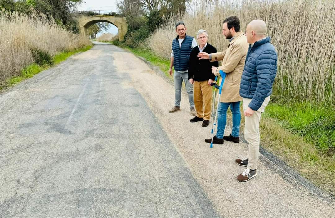 Las autoridades comprueban las obras de mejora. Foto: Ayuntamiento de Monzón