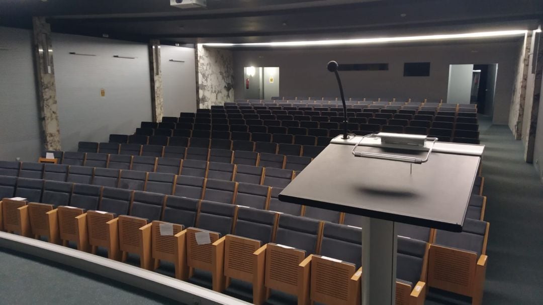 El salón de actos del Ayuntamiento de León se quedó vacío durante la primera reunión con los vecinos