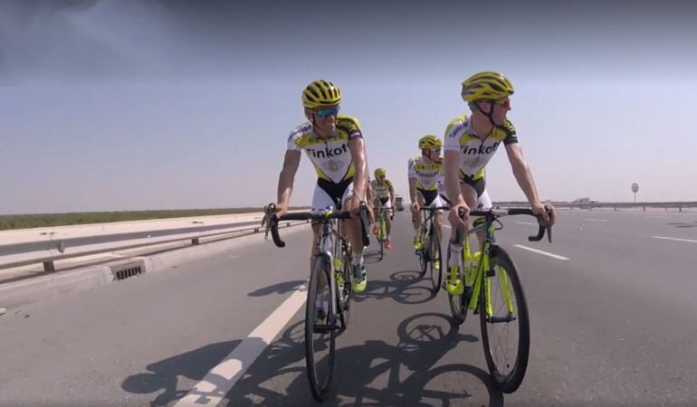 Alberto Contador (i) rueda por las carreteras de Abu Dabi con sus compañeros que participarán en la última prueba de la temporada