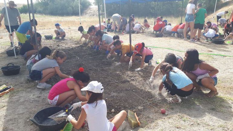 Alumnos de la Escuela de Verano de Baza aprenden arqueologia