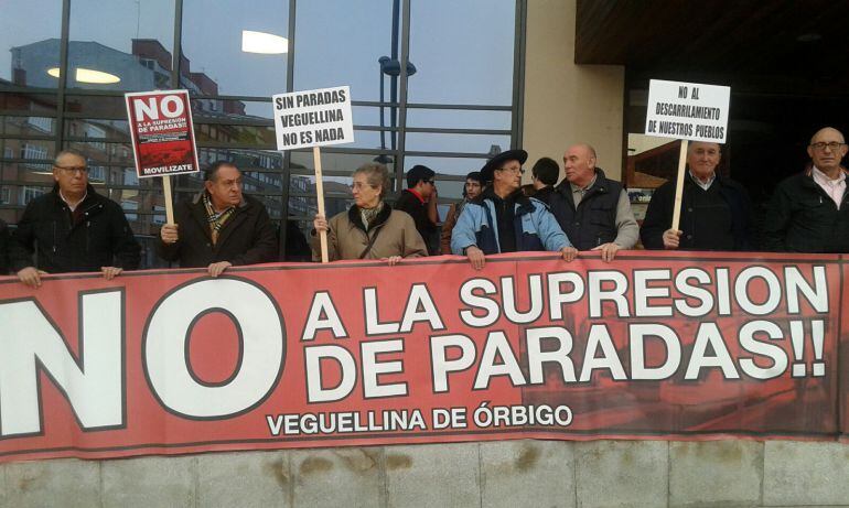 Vecinos del Órbigo se manifestan en León contra los recortes ferroviarios en su comarca