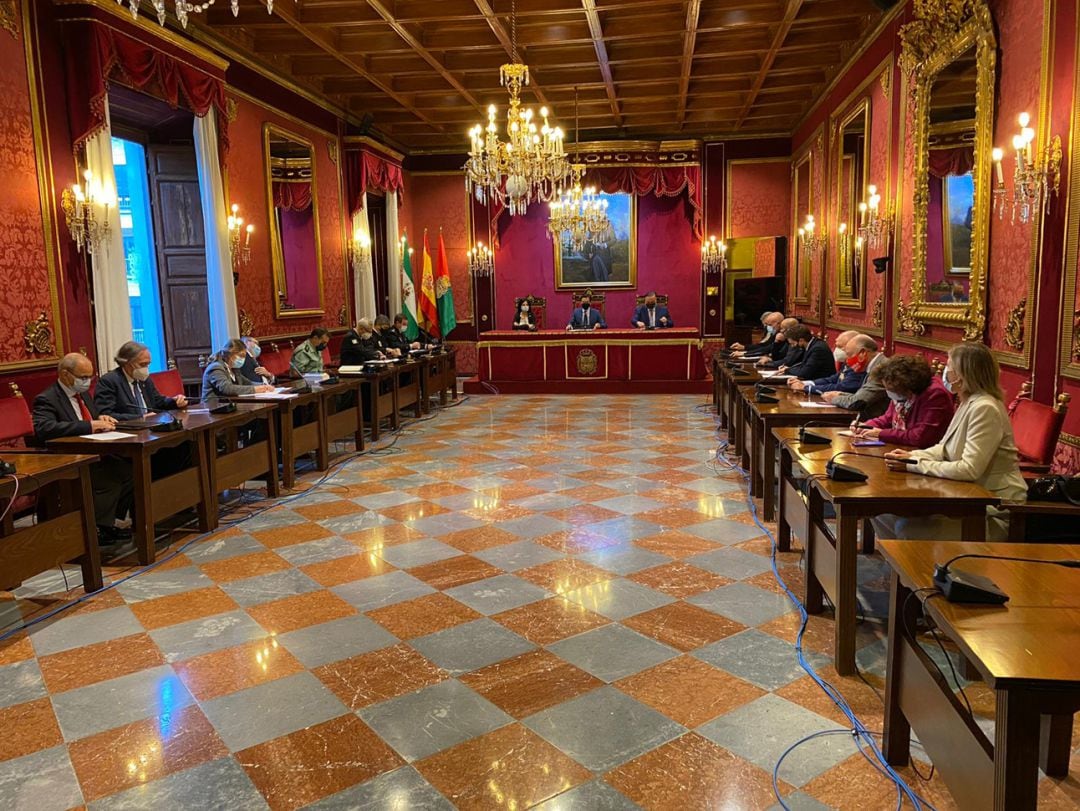 Celebración de la Junta Local de Seguridad de Granada celebrada en el Ayuntamiento tras las medidas de la Junta que ordena el cierre de la docencia presencial en la Universidad de Granada