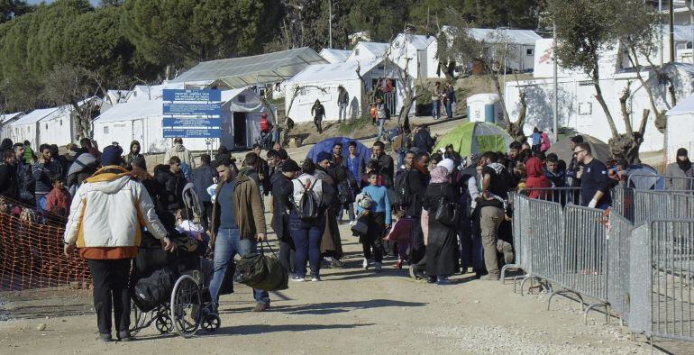  Decenas de refugiados llegan a un campamento en obras en Moria, isla de Lesbos, Grecia, hoy 2 de febrero de 2016. 
