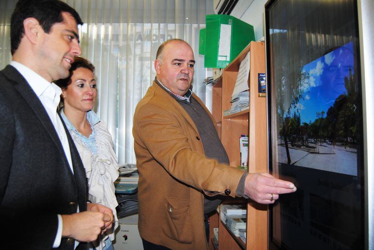 El alcalde de Albacete, Javier Cuenca y el presidente de los hosteleros albaceteños, Juan Sánchez durante la inauguración de este punto multimedia