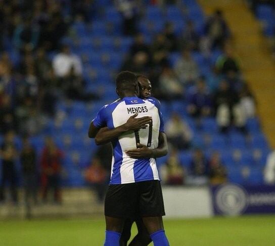 Mendes celebra, con Kety, su gol ante La Nucia