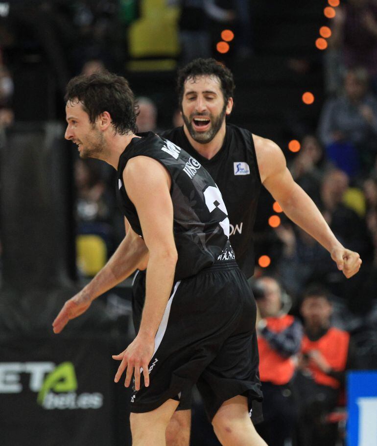 GRA293. BILBAO. 28/03/2015.- El jugador del Dominion Bilbao Basket, Alex Mumbrú, (d) felicita a su compañero Raul López (i) por una gran jugada frente al Gipuzkoa Basket, durante el partido, correspondiente a la vigésimo sexta jornada de la Liga ACB, que Gipuzkoa Basket y Dominion Bilbao Basket juegan esta tarde en Bilbao. EFE/LUIS TEJIDO.