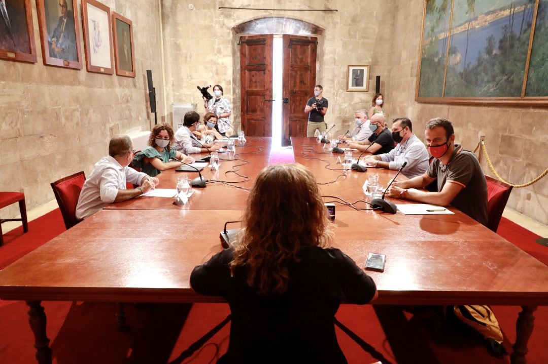 La presidenta del Govern, Francina Armengol, durante una reunión de la Mesa de Diálogo Social.