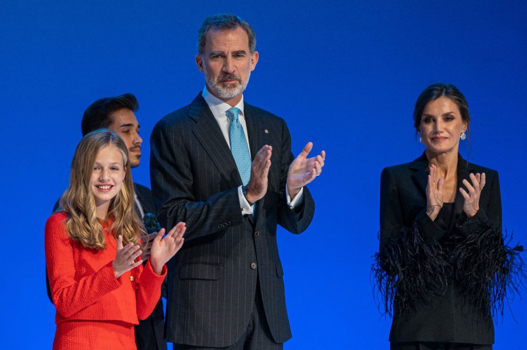 El rey Felipe VI junto a la reina Letizia y la princesa Leonor, en Barcelona