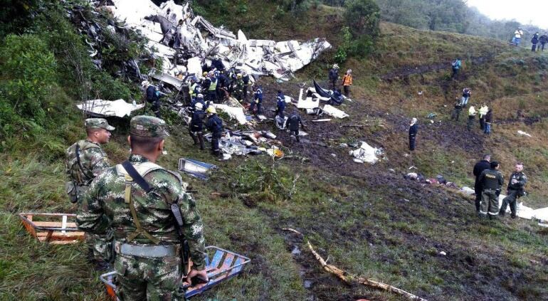 Imagen de los equipos de rescate recuperando cuerpos del avión accidentado en Colombia el pasado 29 de noviembre.