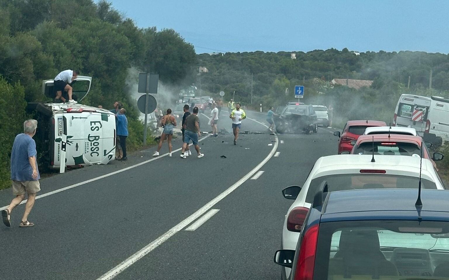 El xoc ha estat brutal i ha acabat amb els tres vehicles molt malmesos i un número indeterminat de ferits.