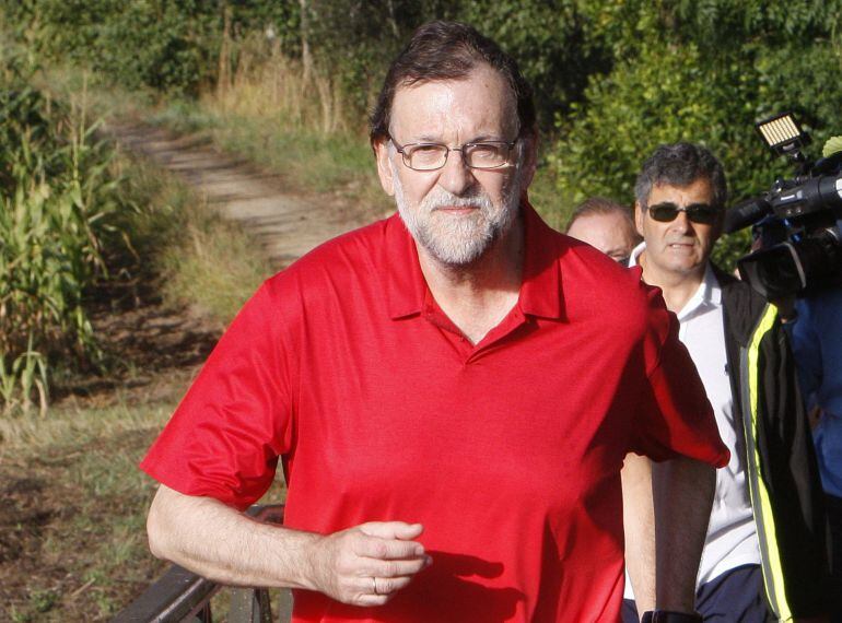 El presidente del Gobierno en funciones, Mariano Rajoy, en su recorrido por la ruta del río Umia, situada en el municipio de Ribadumia (Pontevedra)