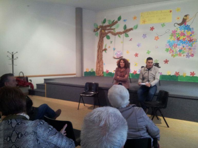 Gloria Fernández Merayo escucha a los vecinos