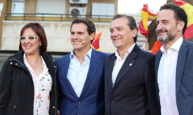 Isabel Franco, primera por la derecha, junto al que fuera líder de Ciudadanos, Albert Rivera, durante la campaña de las elecciones nacionales en abril de 2.019.