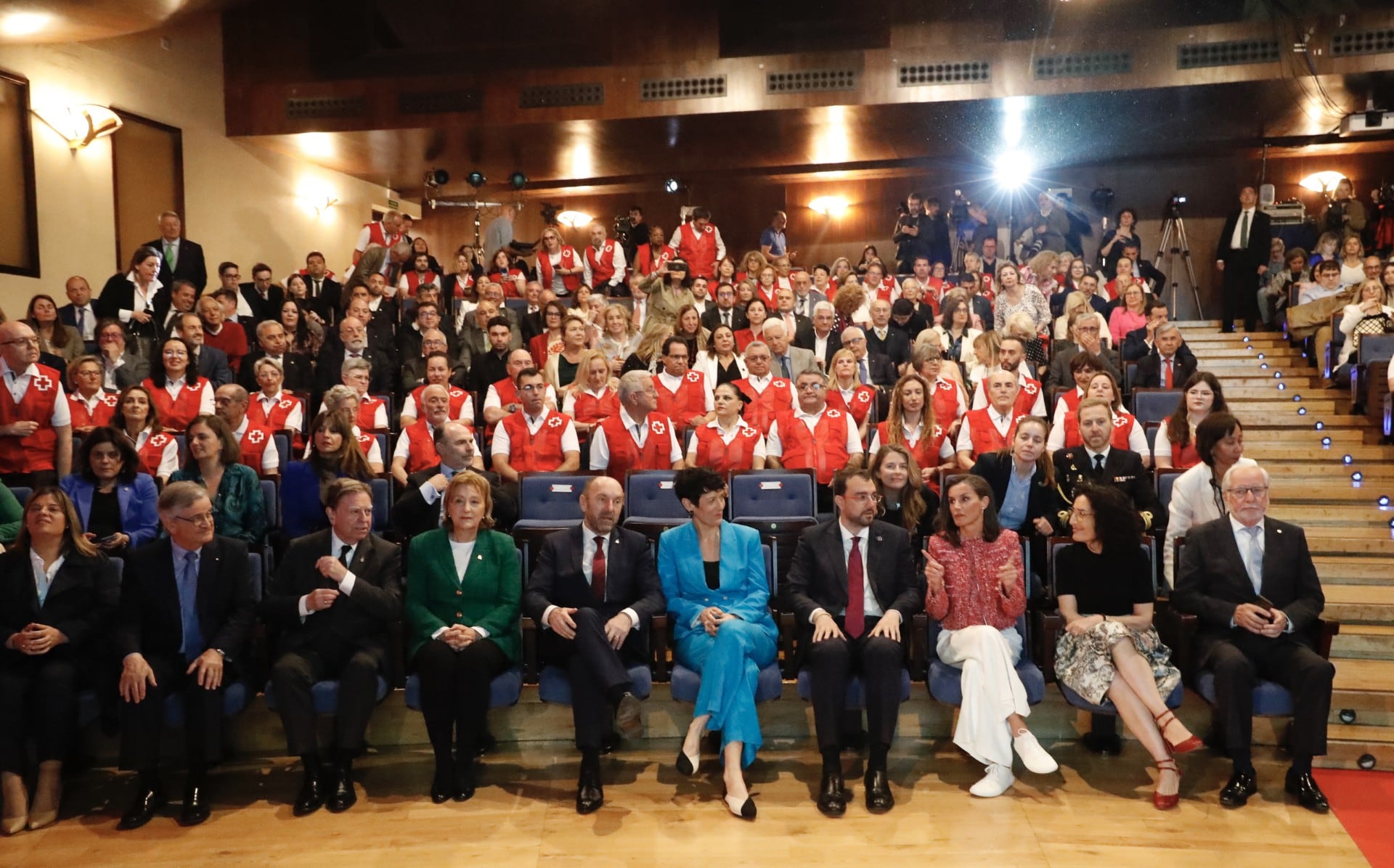 La Reina Letizia preside en el Auditorio de Oviedo la entrega de Medallas de Oro de Cruz Roja Española.