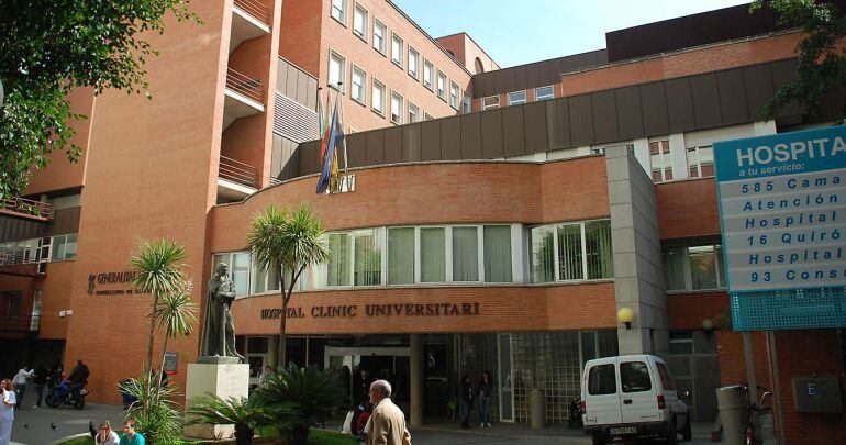 Una de las puertas de entrada al Hospital Clínico