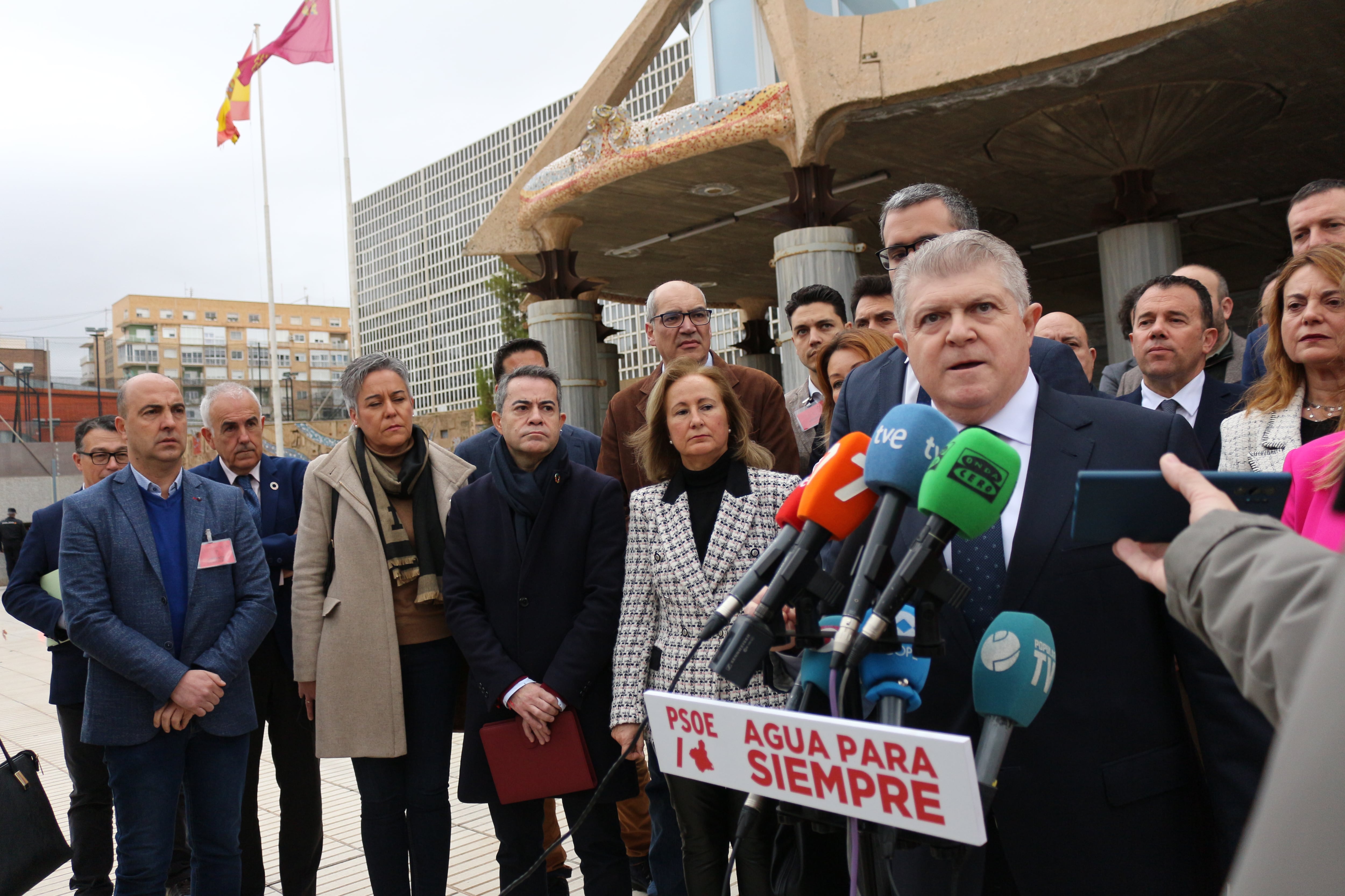 José Vélez, con diputados, alcaldes y concejales del PSOE en la Asamblea Regional