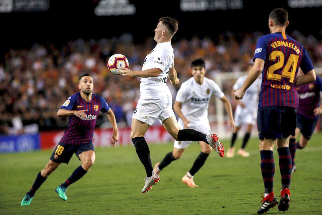 Kevin Gameiro, controla el balón ante los jugadores del FC Barcelona, durante el partido de la octava jornada de Liga en Primera División.