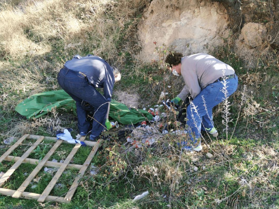 Voluntarios de la Cruz Blanca realizan labores de limpieza en el Terminillo. 