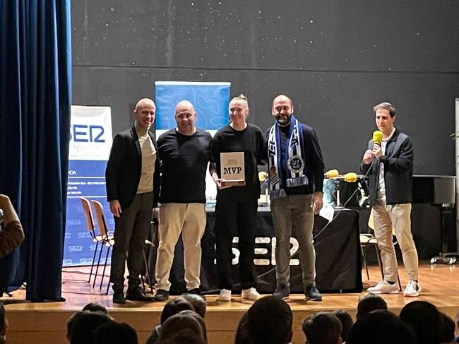 Sanni Franssi con el director de la emisora, el presidente de la peña y el padre de Sofía Oliva.