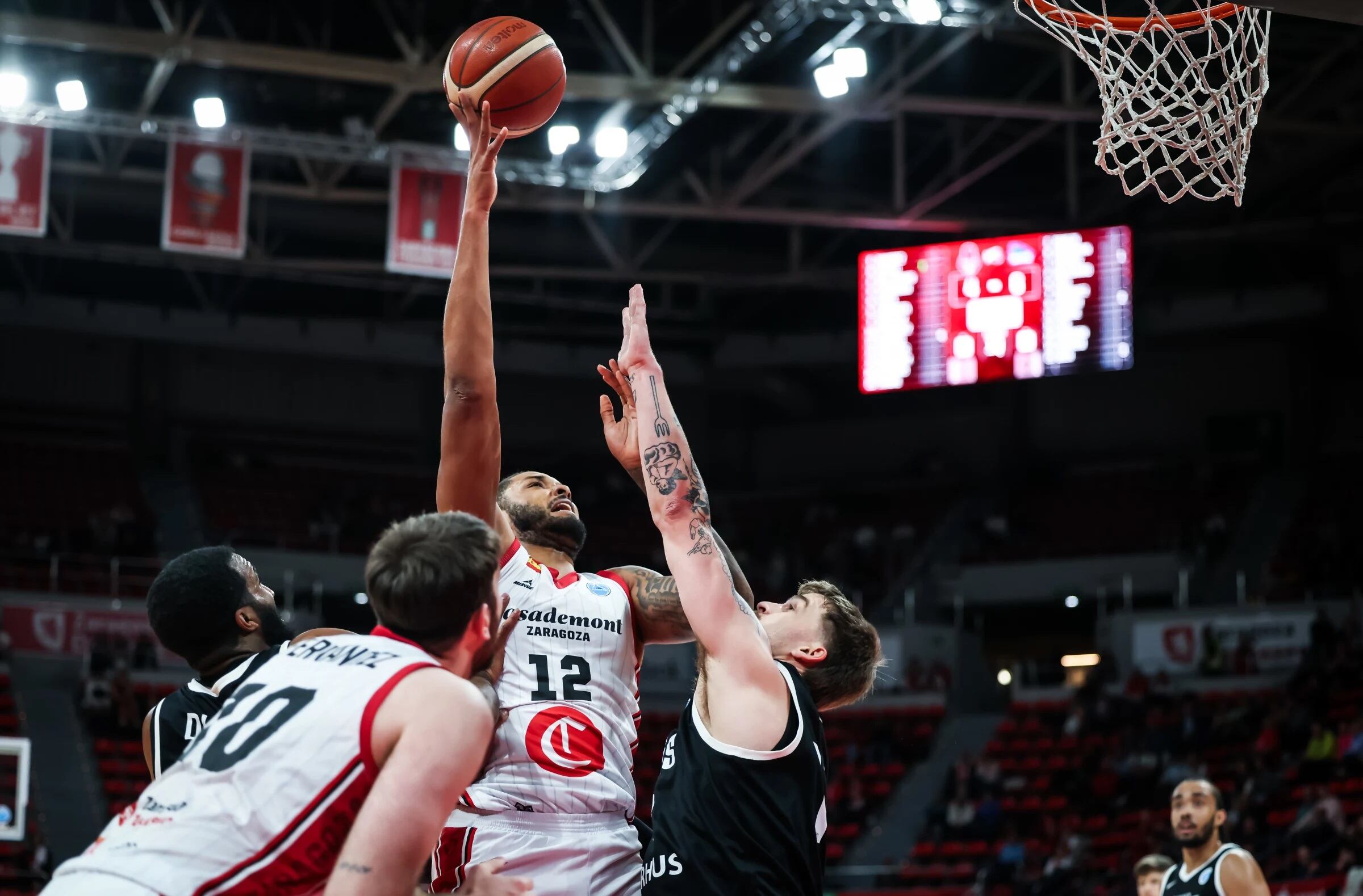 Joel Soriano ataca el aro del Bakken Bears