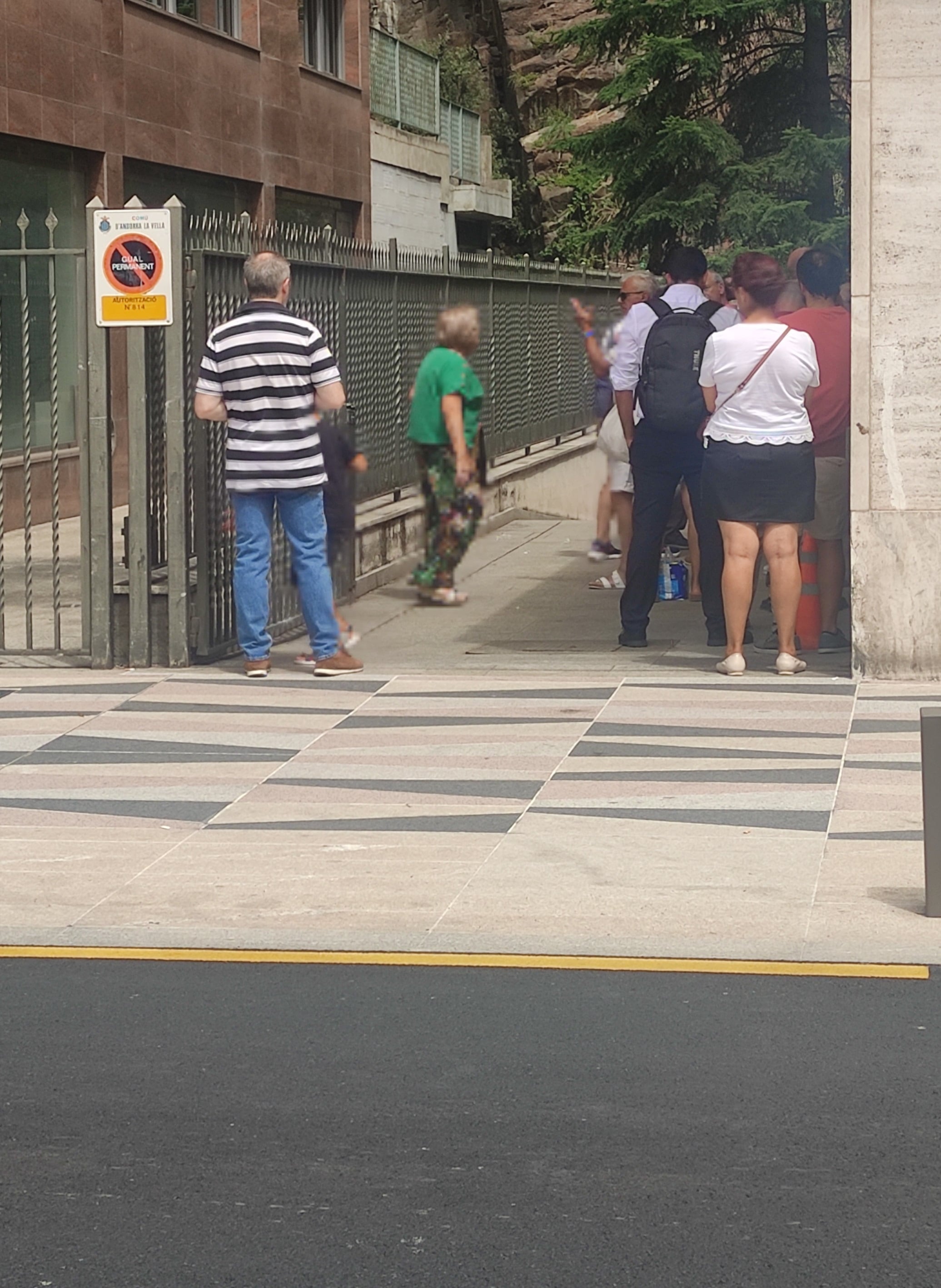 Cues de residents espanyols per votar a l'ambaixada, a la capital.