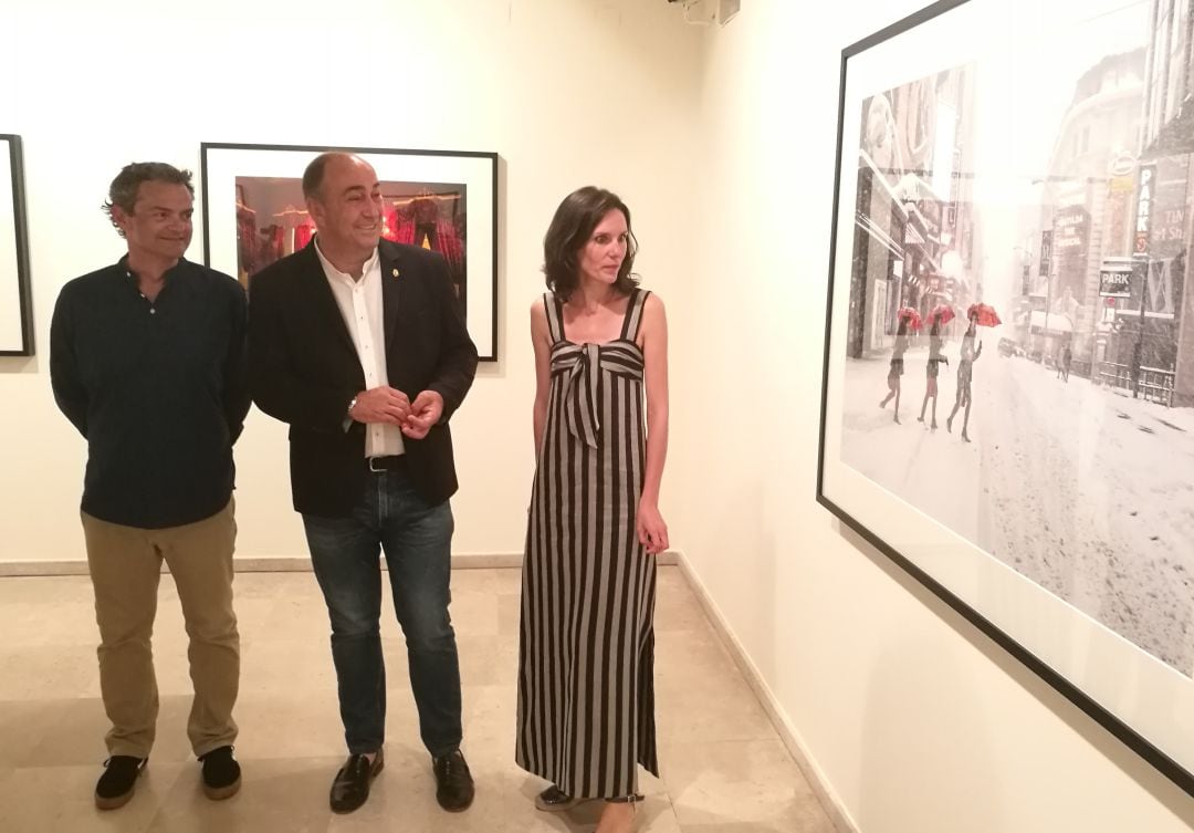 Jorge Represa, junto a Miguel Ángel de Vicente presidente de la Diputación en funciones y Ana Doldán directora del museo durante la visita a la exposición