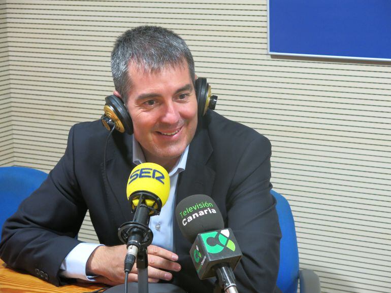 El presidente del Gobierno de Canarias, Fernando Clavijo, en los estudios de la Cadena SER. 