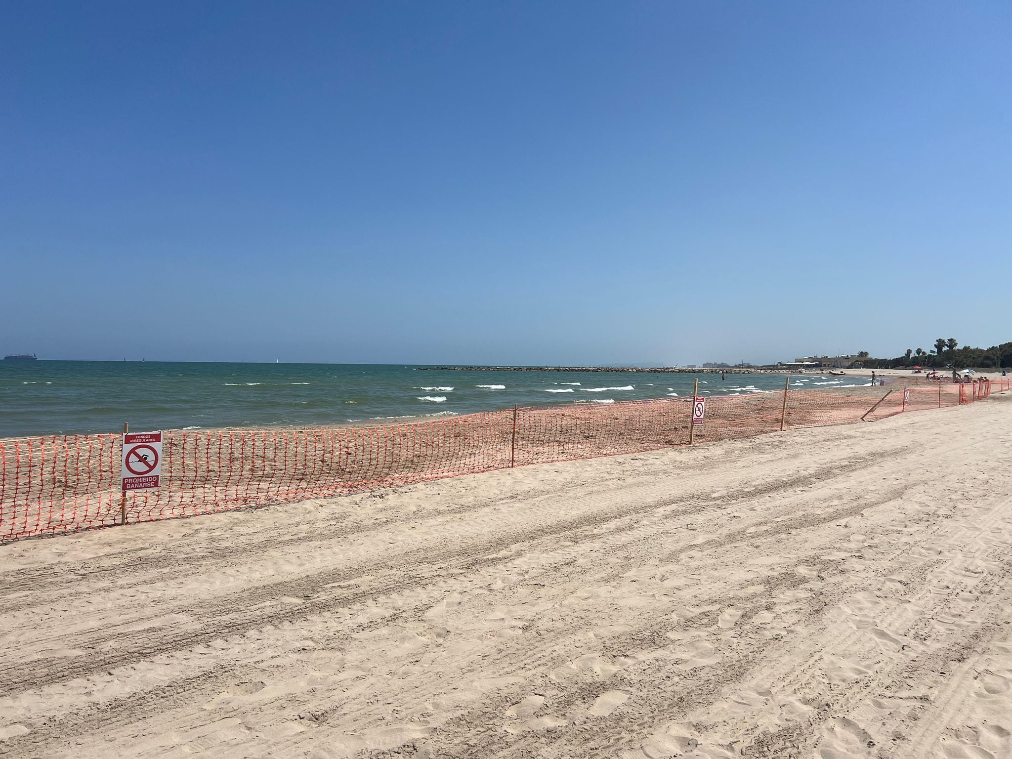 Parte de la playa de Pinedo de València sigue acordonada en vísperas de la Noche de San Juan