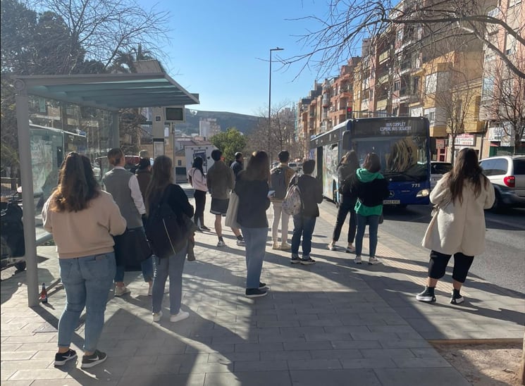 Pasajeros de la línea L24 se quedan en tierra por la huelga de conductores de La Alcoyana