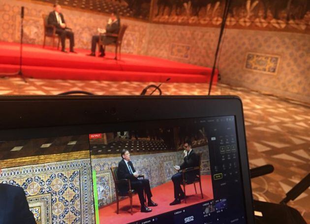 Un momento de la entrevista a Puig captado desde el control de realización