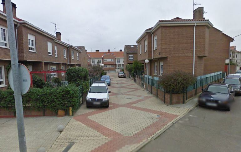 Acceso a la calle Majuelo, en La Cistérniga. A la izquierda, la zona de viviendas en la que se ha producido el suceso