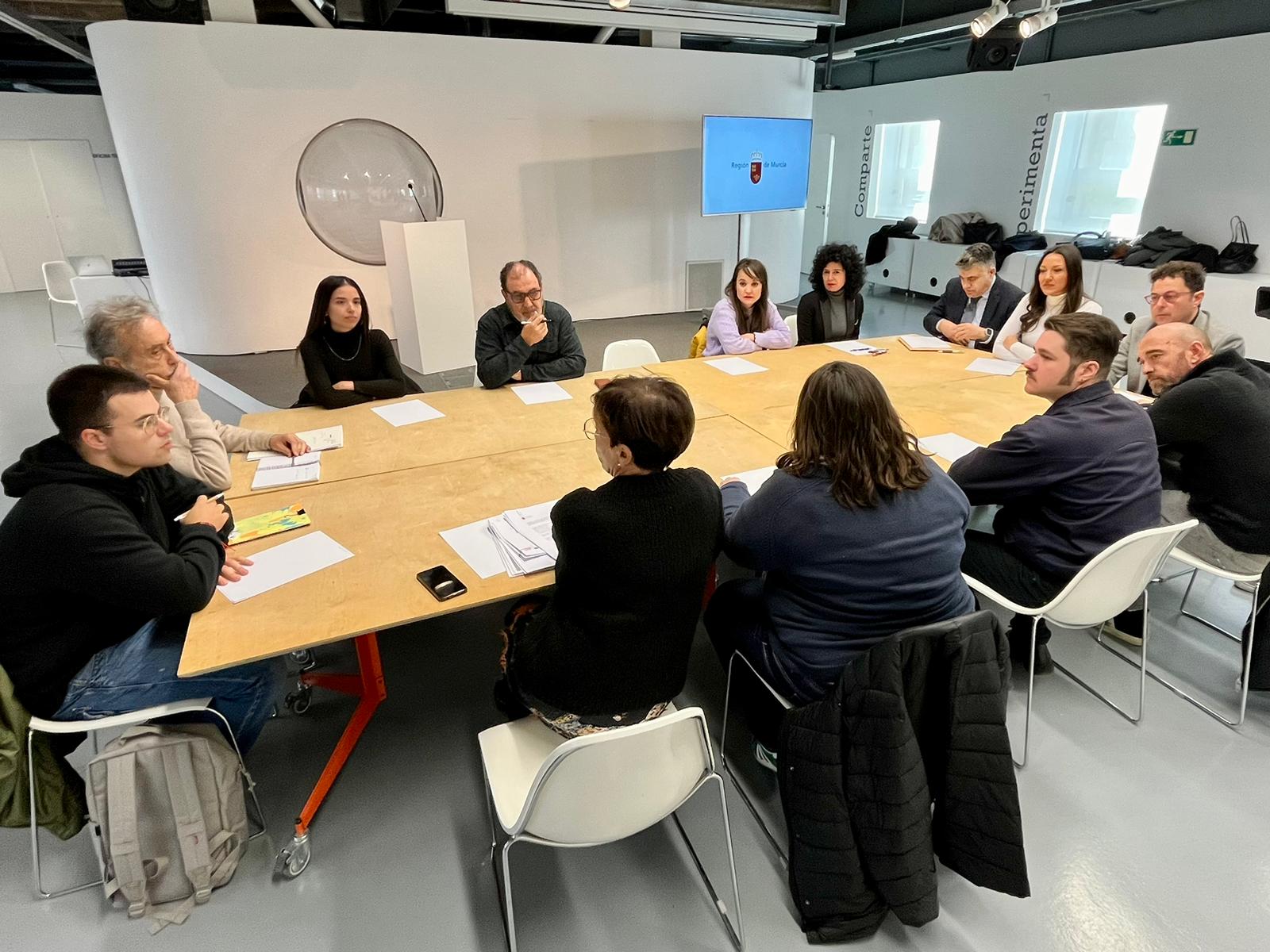 Imagen de la reunión de lanzamiento del programa &#039;ICA Nexo Joven&#039;. carm.es