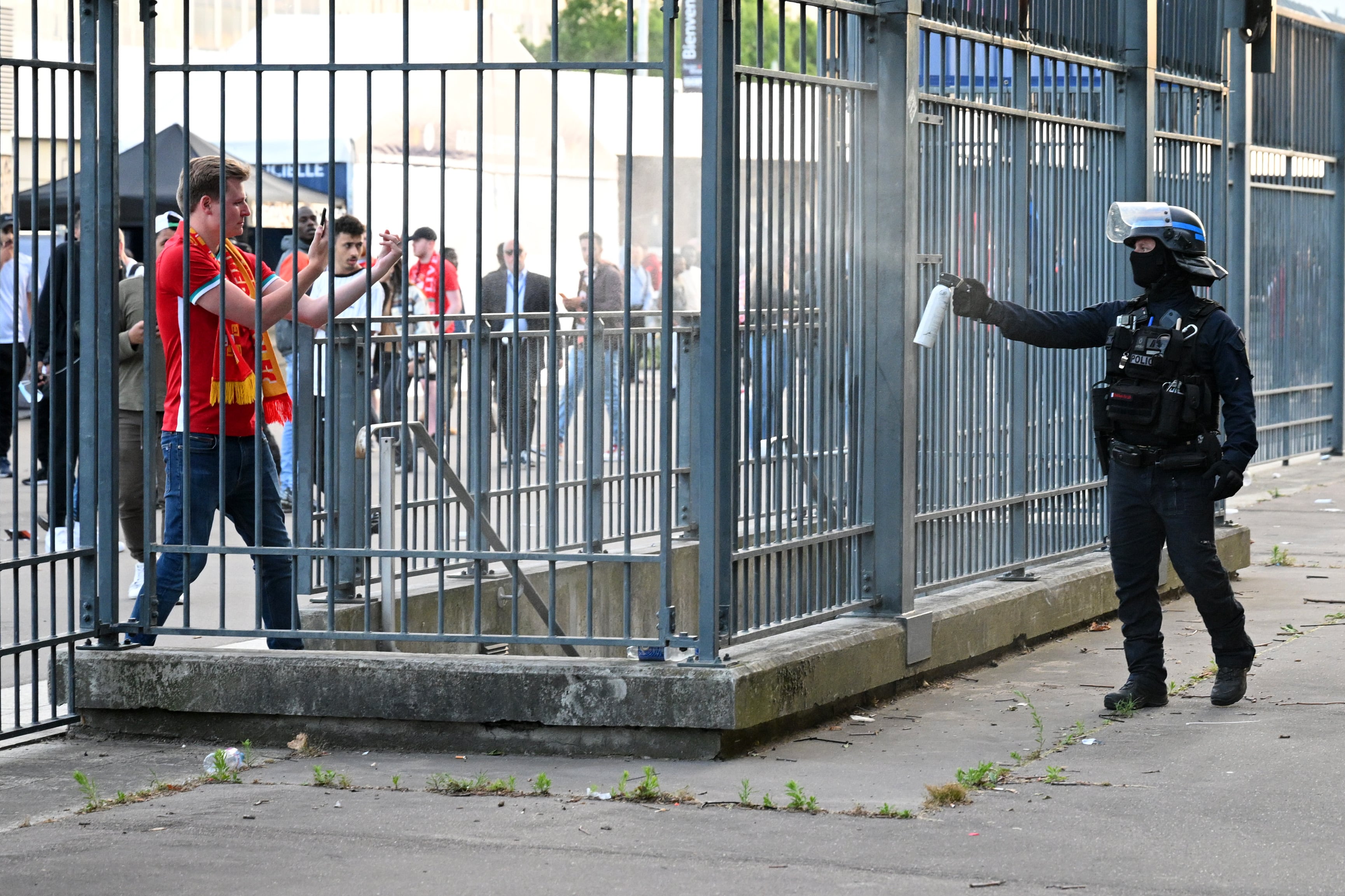 Policía francesa rocía gas lacrimógeno a los aficionados del Liverpool.