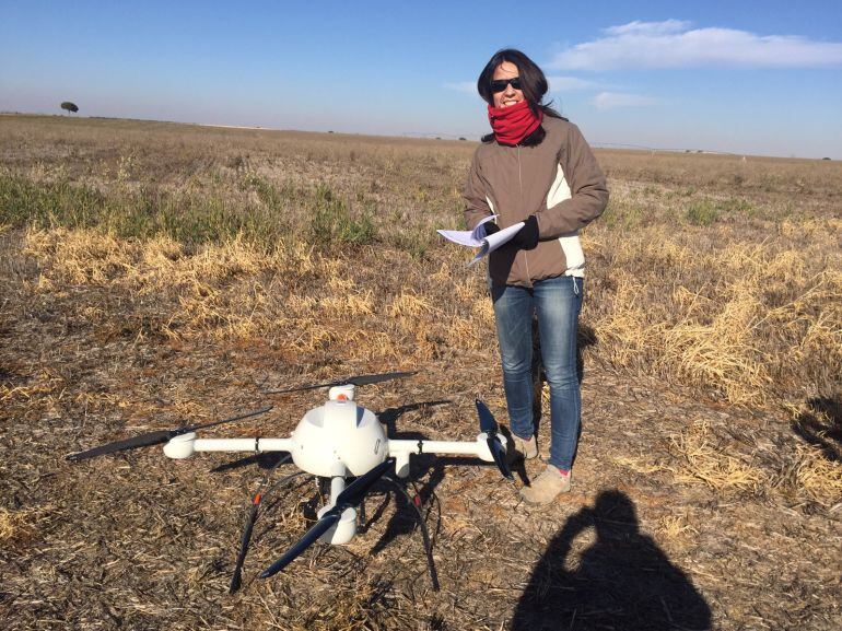 La investigadora Rocío Ballesteros con un dron