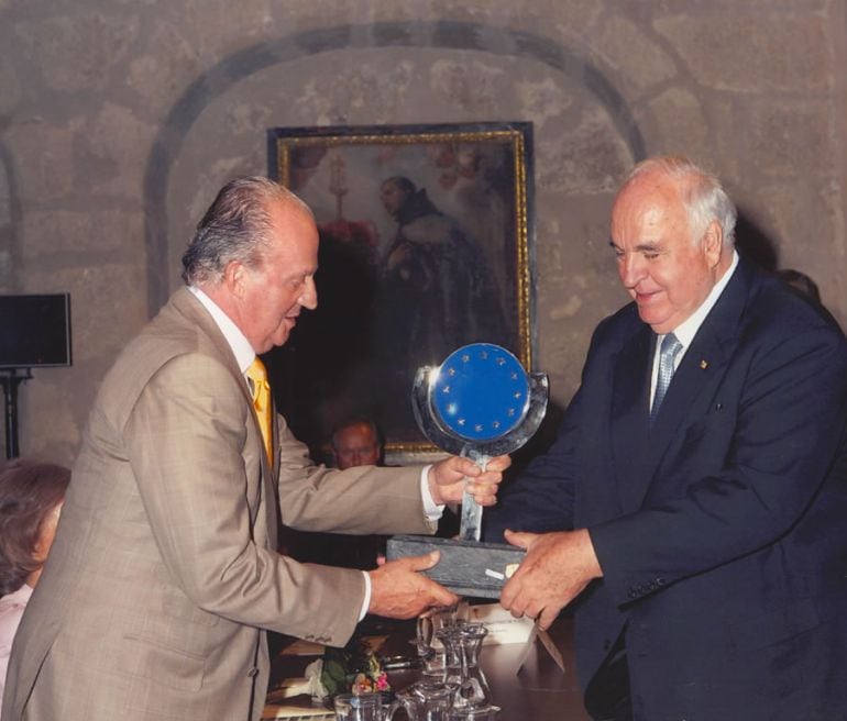 Helmut Kohl recibe el Premio Europeo Carlos V de manos del Rey Juan Carlos en 2006