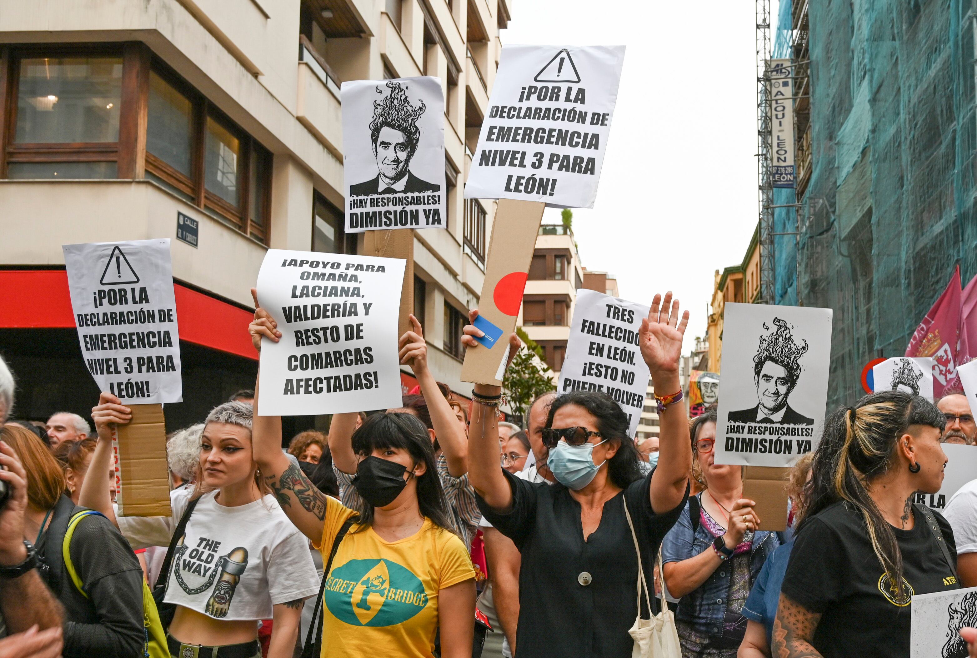 LEÓN, 18/08/2025.- Concentración de protesta por los incendios forestales en la provincia de León, este lunes en la capital leonesa. EFE/J.Casares