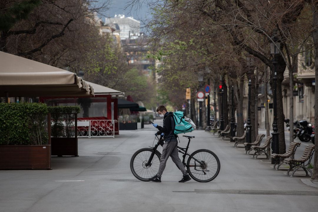 Un trabajador de Uber Eats en bicicleta por una calle de Barcelona.