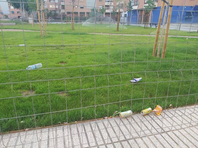 La zona queda cada noche llena de suciedad